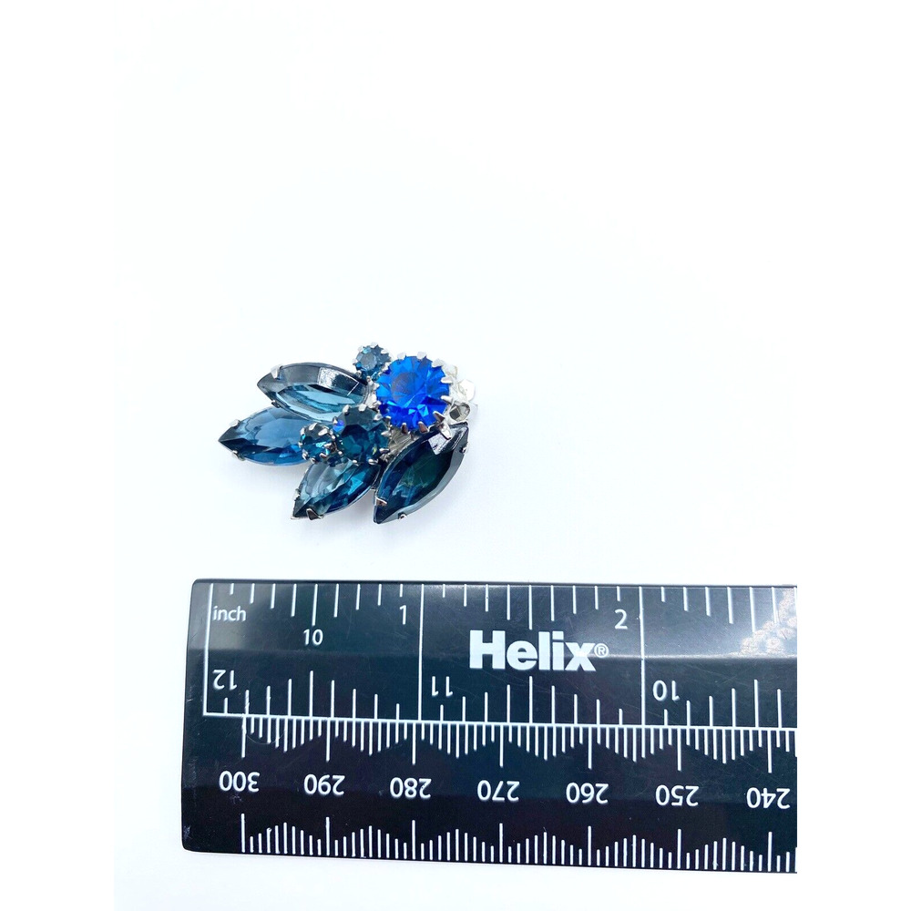 Vintage Weiss Shades of Blue Rhinestone Clip On Earrings Silver Tone Estate Glam - Picture 9 of 9